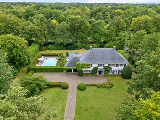Op één van de meest gegeerde locaties van Brasschaat centrum bevindt zich deze charmante villa op een ruim perceel, waar rust, privacy en...