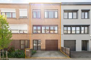 Deze op te frissen woning is gelegen in de Platanenlaan, in een rustige, residentiële wijk in Hoevenen. Zowel het centrum van Hoevenen als dat van Stabroek en Kapellen zijn vlot bereikbaar. Ook scholen, winkels en het openbaar vervoer bevinden zich in de directe omgeving. U betreedt de woning via een aparte, ruime inkomhal. Het gelijkvloers beschikt over een apart toilet, een grote inpandige garage en twee praktische bergingen. Op de eerste verdieping vindt u een centrale hal, een opvallend ruime woonkamer en een eenvoudig ingerichte keuken. De tweede verdieping biedt drie volwaardige slaapkamers en een nette, eenvoudige badkamer, voorzien van een dubbele wastafel met meubel en een ligbad. De westelijk georiënteerde tuin vormt een fijne, groene oase in de woonwijk, ideaal om in alle rust van de buitenlucht te genieten. Voor de woning biedt de oprit bovendien plaats om een extra wagen op eigen terrein te parkeren.