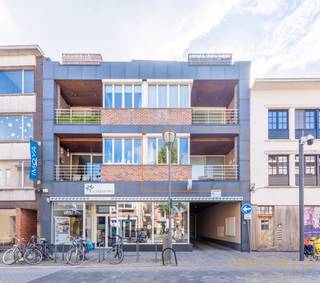Uitzonderlijk verzorgd appartement met twee ruime terrassen én een garagebox in hartje TurnhoutOp slechts een steenworp van de Grote Markt in...