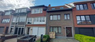 Bij interesse enkel inschrijven via www.immodyck.be. Telefonische afspraken zijn NIET mogelijk. Gerenoveerd appartement op de 2de verdieping (zonder...