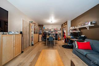 Info & Bezoeken: nathalie.p@weinvest.be | 02 315 77 22<br /><br />🏡 ANDERLECHT – WIJK FRANS VAN KALKEN<br /><br />Ideaal gelegen in een gegeerde woonwijk, vlak bij winkels, scholen, openbaar vervoer, groene zones en alle dagelijkse voorzieningen, bevindt zich dit ruime appartement van ca. 98 m². Het centrum van Brussel, de Ring en het treinstation zijn vlot bereikbaar, wat zorgt voor een uitstekende mobiliteit.<br /><br />Het appartement bevindt zich in een goed onderhouden gebouw met conciërge en verkeert in goede algemene staat. Het bestaat uit een lichtrijke woonkamer, een aparte volledig uitgeruste keuken, drie slaapkamers, een badkamer, twee aparte toiletten en twee aangename terrassen met een zuid- en westoriëntatie. Dankzij de gunstige ligging en het zonnescherm kunt u het hele jaar door optimaal genieten van de buitenruimtes.<br /><br />De woning beschikt over tal van comfort- en veiligheidsvoorzieningen, waaronder een veiligheidsdeur, een alarmsysteem, elektrische rolluiken, aluminium ramen met dubbele beglazing (ongeveer 10 jaar oud en met 20 jaar garantie), een conforme elektrische installatie en een uitstekende EPC-score C.<br /><br />Ook het gebouw zelf heeft belangrijke investeringen ondergaan: een conforme lift, een gemeenschappelijke warmtekrachtkoppelingsinstallatie (cogeneratie), een waterontharder en een warmtepomp. Daarnaast is er een fietsenberging beschikbaar voor de bewoners.<br /><br />Een afgesloten garage kan afzonderlijk worden aangekocht voor €30.000, een bijzonder gegeerd voordeel in deze buurt.<br /><br />Dankzij de ruime indeling, drie slaapkamers, de goede algemene staat en de strategische ligging is dit appartement ideaal voor gezinnen, koppels of investeerders.<br /><br />📞 Zeker een bezoek waard ! - EPC: C – CO₂: 27 kg/(m².jaar) – 108 kWhEP/(m².jaar). Ontdek al onze exclusieve panden op www.weinvest.be.