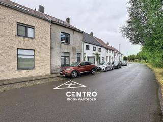 Charmant gelegen woning met 2 à 3 slpks te Lissewege!<br /><br /><strong>INDELING:<br /><u><em>Gelijkvloers:</em></u></strong><br />Inkomhal - living (met veel inbouwkasten) en KWALITATIEVE recente 'Dovy'-keuken (O.a. met gasfornuis, dampkap, heteluchtoven, microgolfoven, frigo en vaatwasmachine) - berging/wasplaats - tuintje met zonneterras en UITZICHT over de velden!<br /><br /><u><em><strong>Eerste verdieping:</strong></em></u><br />Nachthal - badkamer (O.a. met dubbel lavabomeubel en douche) - afzonderlijk toilet - slaapkamer - dressing .<br /><br /><u><em><strong>Tweede verdieping:</strong></em></u><br />Nachthal - ruime slaapkamer.<br /><br /><u><strong>Opmerkingen:</strong></u><br />- Recente cv-installatie op aardgas.<br />- Recente kwalitatieve 'Dovy'-keuken.<br />- Overal DUBBELE beglazing (PVC).<br />- Geïsoleerd dak.<br />- Beperkte energiekosten.<br /><br />Betaalbare woning voor de SNELLE BESLISSERS! Aarzel zeker niet om ons te contacteren voor een bezoek ter plaatse: 050/70.01.02 - info@centro.be.