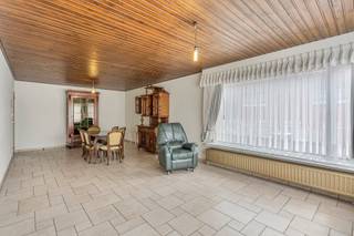Te renoveren, gelijkvloerse woning met o.a. 3 slpks, badkamer en inpandige garage. Dit allemaal in een rustig, doodlopende straat op een steenworp...