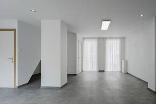 <strong>Welkom in deze grondig gerenoveerde en energiezuinige woning, oorspronkelijk gerenoveerd met het oog op eigen bewoning en vandaag volledig instapklaar.</strong><br />Via de <strong>inkomhal</strong> kom je in de <strong>gezellige leef- en eetruimte</strong>, met aansluitend de <strong>ruime open keuken</strong> en <strong>veel opbergruimte</strong>. Achteraan bevindt zich de <strong>vernieuwde badkamer</strong> met <strong>ruime inloopdouche, lavabo, spiegelkast en toilet</strong>.<br />Vanuit de leefruimte geniet je bovendien van een gezellig <strong>terras</strong> van <strong>ca. 35 m²</strong>.<br /><br />Op de <strong>eerste verdieping</strong> bevinden zich <strong>2 ruime slaapkamers</strong>. Via de <strong>vaste trap</strong> bereik je de <strong>volledig afgewerkte zolderverdieping</strong> van <strong>ca. 40 m²</strong>. Deze ruimte kan perfect dienstdoen als <strong>masterbedroom, hobbyruimte</strong>.<br /><br /><u><strong>Alle troeven op een rijtje:</strong></u><br /><strong>• 153 m² woonoppervlakte<br />• EPC A (96 kWh/m²)</strong><br />• Volledig vernieuwde elektriciteit – <strong>blanco AREI-keuring 2026</strong><br />• Voor- en achtergevel geïsoleerd en afgewerkt met spuitkurk<br />• Warmtepomp voor verwarming én koeling in iedere ruimte<br />• Warmtepompboiler<br />• Volledig afgewerkte en geïsoleerde zolder met 10 cm PIR, OSB en gyproc<br />• Vernieuwde plafonds, vloeren en wandafwerking<br />• Nieuwe Velux-ramen<br /><br /><strong>Een woning waar technisch én esthetisch bijzonder veel in werd geïnvesteerd, zodat de nieuwe eigenaar hier zonder grote renovatiewerken meteen kan genieten.</strong><br /><br />Interesse? Contacteer ons voor een bezoek!<br />Yorben +32 468 188 061 - <u><strong>yorben@dekeyser.immo</strong></u><br />Matthis +32 477 804 350 - <u><strong>matthis@dekeyser.immo</strong></u>