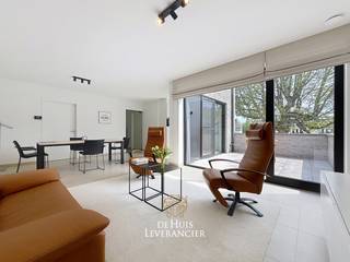 In een, recent opgeleverd, kleinschalig nieuwbouwproject wacht dit verfijnde appartement op een nieuwe eigenaar die comfort, sereniteit en kwaliteit belangrijk vindt. Hoewel dit appartement gloednieuw is, geniet u van het voordeel van aankoop onder het gunstiger tarief van registratierechten, een unieke opportuniteit voor wie waarde hecht aan intelligent investeren.
Bij het betreden van dit appartement ervaart u meteen de aangename rust, het overvloedige licht en de sublieme afwerking. De ruimtes ademen een gevoel van luxe en ingetogen klasse uit. De leefruimte is uitzonderlijk licht dankzij grote raampartijen die naadloos aansluiten op een royaal terras. Een privéplek waar binnen en buiten harmonieus in elkaar overvloeien. Hier geniet u in alle rust van een glaasje wijn, een goed boek of een verfijnde lunch in het zonnetje.
De twee volwaardige slaapkamers bieden u alle nodige comfort met ruimte voor logerende (klein)kinderen of als extra stijlvolle bureauruimte. De badkamer en keuken zijn hoogwaardig ingericht, met aandacht voor esthetiek en duurzame materialen, subtiele luxe zonder overdaad.
In de kelder vinden we nog een berging en staanplaats, deze zijn inbegrepen in de prijs.
Als kers op de taart beschikt het gebouw over een uitgestrekte gemeenschappelijke tuin, professioneel aangelegd en perfect onderhouden. Een groene oase die rust en privacy uitstraalt, en waar het heerlijk wandelen is.
De ligging is een absolute troef: discreet en residentieel, maar toch vlot bereikbaar. In de directe omgeving vindt u kwaliteitsvolle winkels, zorgvoorzieningen, gastronomie en culturele uitstapjes.
Dit appartement is de ideale woonoplossing voor wie op zoek is naar een zorgeloos, stijlvol en comfortabel leven, en dit in een omgeving die rust én verfijning uitstraalt.
Beleef het zelf. Contacteer ons voor een exclusief bezoek – en ontdek wat het betekent om écht thuis te komen.
EPC : -3 kWh/m2 (Label A+)
Stedenbouwkundige inlichtingen in aanvraag
Waterinfo : P-Score = D, G-Score = D
Dit is niet wat je zoekt ? Al gehoord van AANKOOPBEGELEIDING ? Wij zoeken, bezoeken en onderhandelen mee met jou voor eigendommen die worden aangeboden door particulieren, andere makelaars of eigendommen die zelfs (nog) niet te koop staan?
Vraag meer informatie over aankoopbegeleiding via welkom@dehuisleverancier.be of 0489/069.000
Verkoopsconcept BEZOEK- en BIEDMOMENT
Bezoeken zijn mogelijk op zaterdag 28 juni van 09u00 tot 12u00.
De verkoop sluit af op het BIEDmoment, woensdag 02 juli 2025 om 12u00, dan worden de enveloppes met biedingen geopend. Het volledig reglement van het Bezoek- en Biedmoment krijg je bij een bezoek ter plaatse.
Opgelet, de aangegeven prijs is een richtprijs en je kan deze woonst enkel op afspraak bezoeken (mail via welkom@dehuisleverancier.be of bellen/sms/whatsapp op het telefoonnummer 0489/069.000 of rechtstreeks via website www.dehuisleverancier.be).
de Huisleverancier : Persoonlijk, voor iedereen Service, Kwaliteit en Vertrouwen !