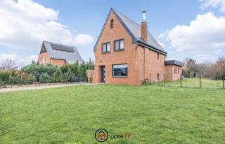 <h2><span>Welkom in deze open bebouwing aan Balendijk 126 Lommel </span></h2>

<p><span>Deze volledig gerenoveerde woning heeft een charmante gevel die bij de renovatie gereinigd en opnieuw ingevoegd werd.<br />De achterbouw is mooi afgewerkt met trespa.<br />Centrale ligging met een vlotte verbinding naar het centrum van Lommel en omliggende voorzieningen.<br /><br />Met op het gelijkvloers ruime living met woonkamer en zithoek, grote keuken met schuifraam naar het terras en de tuin, gang met apart toilet en toegang tot de badkamer. Achterhal.</span><br /><br /><span>De woning biedt 167 m² bewoonbare oppervlakte, verdeeld over een lichtrijke leefruimte met open haard, een ruime keuken met zicht op de tuin, en een badkamer met bad en douche.</span></p>
<br />Boven vind je drie slaapkamers met laminaatvloer en een bergzolder, afgewerkt en bruikbaar als speel- of hobbyruimte.<br />De woning beschikt over een deels onderkelderde kelder, ventilatiesysteem, dubbele beglazing, en een centrale verwarming op aardgas met extra houtkachel. Dankzij het vernieuwde dak (2018), dakisolatie, spouwmuurisolatie en vernieuwde gevel is dit een energiezuinige gezinswoning. Buiten is er een zonnig terras en volledig omheinde tuin.<br /><br /><strong>Troeven:</strong>

<ul>
	<li>Vernieuwd dak (2018) met isolatie</li>
	<li>Gevel gereinigd en opnieuw ingevoegd</li>
	<li>3 slaapkamers + bruikbare zolder</li>
	<li>Gunstig EPC (239 kWh/m²)</li>
	<li><span>Leidingen water en elektriciteit volledig vernieuwd</span></li>
	<li>Asbestveilig</li>
	<li>Elektriciteit conform</li>
	<li>Badkamer met bad en douche, toilet en dubbele wastafel</li>
	<li>Centrale ligging in Lommel</li>
</ul>
<br />Interesse? Contacteer ons via carine@optie-m.be of 0478 41 58 70<br /><br />Benieuwd naar de waarde van je woning? Wij helpen je graag!<br />Stedenbouwkundige info in aanvraag.