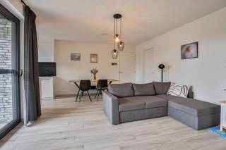 Dit recent appartement met twee slaapkamers geniet van een uiterst centrale ligging, op fietsafstand van het centrum en met een vlotte verbinding...