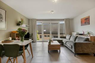 Bienvenue dans la Emiel Van Hammestraat, où nous sommes très heureux de vous présenter ce magnifique appartement en duplex prêt à emménager. <br /><br />Ceux qui recherchent un bien immobilier de qualité à acheter à Duffel trouveront certainement l'endroit de leurs rêves ici. <br />Ce bâtiment attrayant, construit en 2011, est situé au calme aux deuxième et troisième étages d'un immeuble bien entretenu au cœur de la municipalité.<br /><br />Cet appartement est à vendre et se distingue par sa grande quantité de lumière naturelle et son design spatial intelligent. C'est une opportunité unique pour ceux qui souhaitent acheter un appartement avec une excellente accessibilité. <br />Le centre de Duffel, la gare et les principales routes de liaison se trouvent à deux pas, ce qui facilite vos déplacements quotidiens. <br />De plus, vous pouvez facilement vous garer dans la rue, ce qui constitue un avantage considérable à cet emplacement central.<br /><br />L'aménagement de l'appartement que nous vous proposons à la vente ici est le suivant :<br /><br />Deuxième étage :<br /><br />- Hall d'entrée accueillant<br />- Toilettes séparées<br />- Cuisine ouverte<br />- Espace de vie lumineux <br /><br />Troisième étage :<br /><br />- Chambre spacieuse avec beaucoup de lumière naturelle<br />- Salle de bain bien équipée<br />- Rangement pratique<br />- Accès à une terrasse ensoleillée de 7,2 m²<br /><br />Outre ces espaces de vie agréables, ce bâtiment dispose également d'un sous-sol privé pour des espaces de rangement supplémentaires. <br />L'installation électrique, bien que non conforme actuellement, est toujours en cours de restauration complète par le propriétaire actuel. <br /><br />Vous souhaitez venir voir cet appartement duplex unique à Duffel ? N'hésitez pas et contactez Dewaele Mechelen dès aujourd'hui pour planifier votre visite. À bientôt !<br /><br />Registre des mesures: non