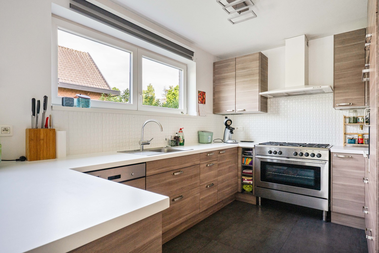 Ruim, energiezuinig appartement met souterrain, 4 slaapkamers, tuin en aanhorende grond in Wijnegem! - foto 5