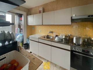 Ruim 3-slaapkamerappartement met terras in Sint-Andries<br />Op slechts 2 km van het station en de Smedenpoort vindt u dit zeer ruime appartement met drie slaapkamers en een aangenaam terras.<br />De garage achteraan het gebouw wordt samen met het appartement verkocht voor €35.000. Ideaal voor comfortabel parkeren, het stallen van fietsen of extra opslagruimte — ook interessant als verhuurinvestering.<br />Het appartement bevindt zich op de derde verdieping, is vlot bereikbaar via de trap en geniet van veel natuurlijke lichtinval.<br />De woning is netjes onderhouden en biedt de mogelijkheid om naar eigen smaak te vernieuwen.<br />G score: A - P Score A