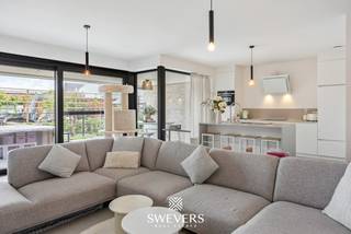 Voor meer info en foto’s, surf naar www.swevers.be – Dit recente gelijkvloerse appartement op Vliegveldlaan 48 bus 2 in Sint-Truiden combineert...