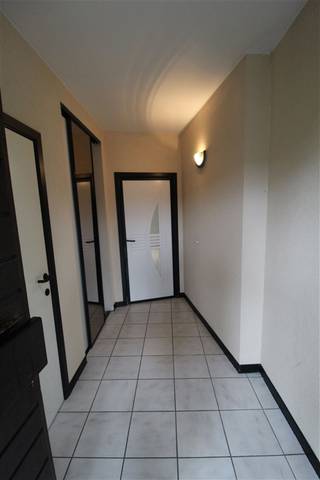 <p><span>Te huur: Gezinswoning met 3 slaapkamers en garage in Maasmechelen</span></p><p><span>Deze ruime woning is rustig gelegen in Maasmechelen en biedt alle comfort voor een gezin.</span></p><p><span>Via de inkomhal met trap bereikt u de gezellige woonkamer, die voorzien is van een sfeervolle houtkachel. Aansluitend bevinden zich de eetkamer en de keuken. De keuken is uitgerust met een kookplaat en dampkap en staat in open verbinding met de eetruimte.</span></p><p><span>Op het gelijkvloers vindt u verder een apart toilet en een praktische berging met aansluitingen voor een wasmachine en de cv-installatie.</span></p><p><span>De eerste verdieping beschikt over drie mooie slaapkamers en een badkamer uitgerust met een lavabo, toilet, ligbad en afzonderlijke douchecabine.</span></p><p><span>Uw wagen kunt u veilig parkeren in de garage.</span></p><p><span>Troeven van deze woning:</span></p><ul><li><span>3 volwaardige slaapkamers</span></li><li><span>Gezellige woonkamer met houtkachel</span></li><li><span>Eetkamer aansluitend aan de keuken</span></li><li><span>Badkamer met ligbad én douche</span></li><li><span>Apart gastentoilet</span></li><li><span>Praktische berging</span></li><li><span>Garage</span></li><li><span>Rustige ligging in Maasmechelen</span></li></ul><p><span>Huurprijs:</span><span> 1.200 per maand<br /></span><span>EPC:</span><span> 278 kWh/m² jaar<br /></span><span>Verwarming:</span><span> stookolie (mazout)</span></p><p><span>Voor meer informatie of een bezichtiging dien u aanvraag in via onze website! </span></p>