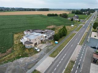 Strategisch gelegen handelspand met woonst te Voorde met een oppervlakte van 21 a 72 ca.Deze unieke eigendom situeert zich langsheen de...