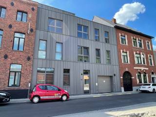 <p>Dit bijzonder leuk, verzorgd appartement is rustig gelegen op een boogscheut van de Markt van Zele, instapklaar het omvat: Inkom, woonkamer met veel lichtinval en aansluitend terras met zicht op binnentuin, moderne open keuken met alle toestellen, technische berging, aparte toilet, 1 slaapkamer met aansluitend badkamer met inloopdouche,, ondergrondse parkeerplaats, zeer ruime fietsenstalling, afvalruimte en kelder. Verwarming: CV gas. <br />EPC: 65,37 kWh/m²/j E 39 U.C.:42028-G-2015_167/EP06992/A001/D01/SD018 <br />Huurprijs € 950/maand.(€ 900+ € 50 vaste kosten)</p>