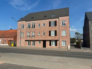 <strong>Recent gelijkvloers studio appartement met tuin terras in het centrum van Ravels.</strong><br /><br />Het appartement bestaat uit een leefruimte met open keuken, een badkamer met douche en één slaapkamer.<br /><br />Bij het appartement hoort zowel een prive parking als een ruime kelderberging.<br /><br />Bijzonderheden:<br />- EPC: A-label<br />- Parkeerplaats<br />- Beschikbaarheid: 01/01/2027<br />- Gemeenschappelijke kosten: €50