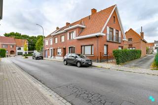 Ontdek deze charmante halfopen woning nabij het centrum van Emelgem, met een bewoonbare oppervlakte van ca. 124 m² (volgens EPC-attest) op een perceel van ca. 375 m². De woning is gunstig gelegen op wandelafstand van winkels, scholen, openbaar vervoer en andere voorzieningen. Indeling: bij het binnenkomen leidt de inkomhal naar de lichtrijke woonkamer, die ongeveer tien jaar geleden volledig werd gerenoveerd en voorzien is van een gezellige gaskachel en een parketvloer. Aansluitend bevindt zich de keuken, uitgerust met keramische kookplaat, dampkap, oven, koelkast, vaatwasmachine en dubbele spoelbak. Vanuit de keuken heeft u toegang tot de veranda met ingemaakte kasten, die uitkijkt op de tuin. Op het gelijkvloers vindt u verder nog een apart toilet en een kelder. De eerste verdieping beschikt over drie slaapkamers en een badkamer met ligbad, wastafel en toilet. Vanuit de badkamer is de zolder bereikbaar via een vaste trap, wat extra mogelijkheden biedt. Buiten geniet u van een westgerichte tuin waar het heerlijk vertoeven is, samen met een riant bijgebouw die ruimte biedt voor een garage, wasplaats en bijkomende zolderruimte. CV op aardgas | Overwegend HR-beglazing, houten schrijnwerk |62 mm EPS in spouw | EPC-label D, geen renovatieverplichting! | EK niet conform | 6 asbestmaterialen | Boorputwater | 10 zonnepanelen op het bijgebouw | Voorzien van rolluiken. Eline organiseert voor deze woning de bezoeken, mits het maken van een afspraak.