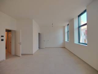 Bent u op zoek naar een stijlvolle woonst met karakter in hartje Oostende? Deze prachtige studio bevindt zich in een authentiek historisch gebouw dat recent een volledige renovatie onderging en wordt voor de eerste maal in gebruik genomen.<br /><br />Gelegen op de derde verdieping combineert deze studio de charme van een historisch pand met het comfort van een hedendaagse afwerking. Met een totale oppervlakte van 39 m² biedt de studio een verrassend ruim gevoel dankzij de grote raampartijen aan de straatzijde, die zorgen voor een overvloed aan natuurlijk licht.<br />De leefruimte sluit naadloos aan op de open keuken, die volledig uitgerust is met alle moderne voorzieningen. Verder beschikt de studio over een aparte berging, ideaal voor extra opslagruimte en huishoudelijke toestellen, een afzonderlijk gastentoilet en een moderne badkamer met inloopdouche. Voor een optimaal wooncomfort is de volledige studio voorzien van energiezuinige vloerverwarming, wat zorgt voor een aangename en gelijkmatige warmteverdeling.<br /><br />Een unieke kans voor wie op zoek is naar een instapklare studio met moderne afwerking op een toplocatie.<br /><br />Het appartement is onmiddellijk beschikbaar aan een huurprijs van €725 per maand, De nutsvoorzieningen zijn individueel. Ben je geïnteresseerd in dit pand te huur in Oostende? Ga naar de website www.dermul.be, klik op het pand dat je wenst te huren. Via de knop "ik heb interesse" vragen we u kort een profiel in te vullen. Daarna nemen we contact op voor een bezoek. Telefonisch kunnen er geen afspraken gemaakt worden.