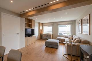 Meer info of een bezoek? Contacteer Eva via 0475693822 of eva@vicusvastgoed.be<br /><br />STARTPRIJS: €199.000<br /><br />In het rustige en aangename Wijnendale bevindt zich deze te renoveren woning met een uitstekende bereikbaarheid. Winkels, scholen en openbaar vervoer liggen in de nabije omgeving, met een vlotte verbinding richting Torhout en Brugge. Dankzij de praktische indeling is gelijkvloers wonen perfect mogelijk, aangezien alle essentiële voorzieningen zich op het gelijkvloers bevinden.<br /><br />Bij het betreden van de woning komt u terecht in een lichtrijke leefruimte met een gezellige gashaard. Aansluitend bevindt zich de keuken met rechtstreekse toegang tot de tuin. Op het gelijkvloers vindt u de masterbedroom eveneens de badkamer, uitgerust met een lavabo en een douche in bad. <br /><br />Op de eerste verdieping bevinden zich nog twee volwaardige slaapkamers.<br /><br />Daarnaast beschikt de woning over een kleine garage, ideaal als opbergruimte voor fietsen, bromfietsen of extra opslag.<br /><br />Meer info of een bezoek? Contacteer Eva via 0475693822 of eva@vicusvastgoed.be