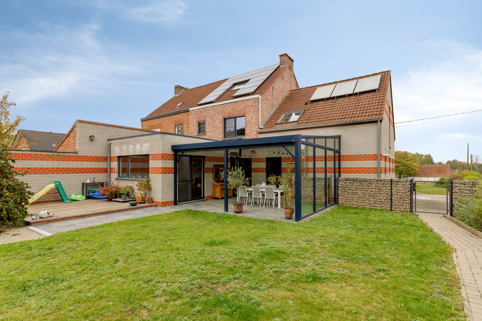 Halfopen bebouwing met 4 slaapkamers en bureau, ruime garage, kelder en zolder in Holsbeek! - EPC 161 kWh/m² - bewoonbare opp. 288 m² - foto 1