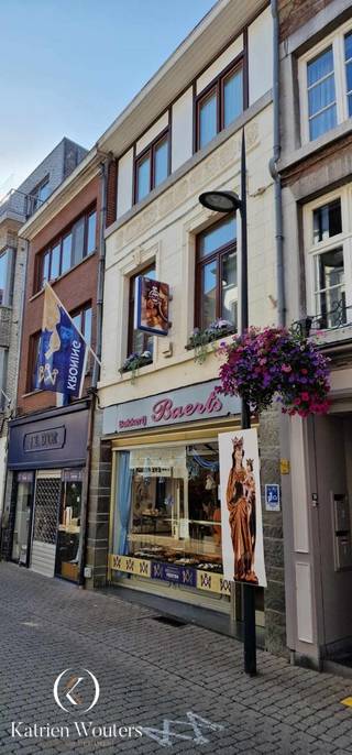 <strong><u>PLUSPUNTEN:</u></strong><br />+ Parking in de nabijheid<br />+ Gunstige commerciële ligging<br />+ Op wandelafstand van de Grote Markt<br />+ Handelspand met ateliers en bovenliggend woongedeelte<br /><br />De Tongerenaren zullen het beamen: in Tongeren is het leven goed. De stad zelf heeft heel wat troeven: een fijn en compact centrum met een verscheidenheid aan historische bezienswaardigheden, winkels en levendige horecazaken. Dit pand bevindt zich in het hart van al deze belevingen.<br /><br /><strong><u>GEBOUW MET KARAKTER:</u></strong><br />Dit charmant handelshuis met woongelegenheid ligt op amper 160 meter van de Grote Markt. De Sint-Truiderstraat was vroeger eerder een winkelstraat, maar de laatste jaren neemt de horeca er stilaan de bovenhand. <br />Het pand zelf heeft een rijk verleden als bakkerij. Vooraan ligt een interessante handelsruimte, achteraan vind je de verschillende ateliers. Vanuit één van de stockageruimtes heb je toegang tot de kelder. Perfect om die lang gekoesterde droom van een eigen zaak waar te maken.<br />Maar ook het woongedeelte van het pand is best bijzonder. De keuken vind je op het gelijkvloers. De eerste verdieping huisvest de badkamer en de woonkamer. De zolder die eveneens te bereiken is via een vaste trap, herbergt 2 slaapkamers. Dit mooie, klassieke pand heeft nog heel wat rustieke elementen. De indeling en de bijzondere balken vormen samen het perfecte ‘canvas’ voor wie houdt van een woning met karakter. Het huis herbergt een enorm potentieel voor een creatieve binnenhuisinrichting met een verrassende insteek.<br /><br />Dit pand kan onderhevig zijn aan de renovatieverplichting die door de Vlaamse overheid wordt opgelegd voor niet-residentiële gebouwen. Consulteer voor meer informatie de website van het Vlaams Energie- en Klimaatagentschap via  https://www.energiesparen.be/nr/renovatieverplichting.<br /><br />Het onroerend goed maakt deel uit van een geheel dat is opgenomen in de inventaris "Historische stadskern van Tongeren", alsook "Basiliek Onze-Lieve-Vrouw met stadstoren: buffer", vastgesteld bij ministerieel besluit. De rechtsgevolgen bepaald in hoofdstuk 4 van het Onroerenderfgoeddecreet van 12 juli 2013 zijn hierop van toepassing.<br /><br /><strong><u>OPPORTUNITEIT:</u></strong><br />Mits de nodige vergunningen zijn tal van herbestemmingen mogelijk:<br />- Wonen<br />- Handel<br />- Horeca<br />- Groene ruimten<br />- Kantoren en diensten<br />- Ambachten en nijverheid<br />- Socio-culturele en recreatieve voorzieningen<br />- Gemeenschaps- en openbare nutsvoorzieningen<br />Ga je voor een handelszaak? Of hier je nieuwe thuis van maken? Of misschien je vrij beroep uitoefenen? Alles is mogelijk.<br />Jouw kans, jouw keuze!<br /><br /><strong><u>CONTACT:</u></strong><br />Gecharmeerd door al het potentieel dat dit pand te bieden heeft? Contacteer mij voor meer info of voor een vrijblijvende afspraak op 011/49.75.90.<br /><br /><em>De vermelde oppervlaktes zijn slechts indicatief. Katrien Wouters - creating IMMOtions kan niet verantwoordelijk gesteld worden voor de juistheid van de aan haar verstrekte gegevens. </em>