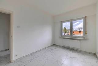 <strong>Instapklaar appartement in centrum Oostmalle!<br /><br /></strong>Indeling: Ruime inkomhal, 4 ruime kamers, badkamer en een keuken.<br /><br />Troeven in de kijker: <br />- Totaalrenovatie<br />- Instapklaar en direct beschikbaar<br /><br /><br />Neem contact op met FLOR Vastgoed voor meer informatie en een afspraak ter plaatse!