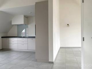 <p>Ontdek dit prachtig dakappartement van ca. 102 m², gelegen in de recente residentie ‘Hof Ter Beecke’ (bouwjaar 2017), pal in het centrum van Brecht. Dankzij de centrale ligging bevinden winkels, scholen en openbaar vervoer zich op wandelafstand, wat zorgt voor een uiterst comfortabele woonervaring.</p>
<p>Het appartement bevindt zich op de tweede verdieping en is bereikbaar via een lift die rechtstreeks uitgeeft in het appartement, wat zorgt voor extra privacy en gemak.</p>
<p>De indeling is als volgt: een centrale inkomhal, met apart gastentoilet, leidt naar de lichtrijke leefruimte, opgedeeld in een gezellige zithoek en eetruimte met open keuken. De volledig uitgeruste keuken beschikt over een 5-pits gasfornuis, geïntegreerde dampkap, spoeltafel, vaatwasser, microgolf en koelkast. Aansluitend bevindt zich een ruime berging/wasplaats.</p>
<p>Vanuit de keuken heeft u toegang tot het royale terras van ca. 40 m², ideaal georiënteerd op het zuidwesten – perfect om te genieten van de zon in alle rust.</p>
<p>Verder beschikt het appartement over twee volwaardige slaapkamers (ca. 13 m² en 12 m²) en een badkamer uitgerust met een wastafel in meubel en een ligbad met douchecombinatie.</p>
<p>Via een vlizotrap in de hal bereikt u de zolder, die extra bergruimte biedt.</p>
<p>Bij het appartement horen bovendien een private kelderberging (ca. 8 m²) en een autostaanplaats in de ondergrondse parking.</p>
<p>Met een uitstekende staat van onderhoud is dit appartement volledig instapklaar.</p>
<p>Bent u op zoek naar een recent en comfortabel appartement op toplocatie in Brecht? <br />Dan is dit zonder twijfel een kans die u niet mag missen!</p>