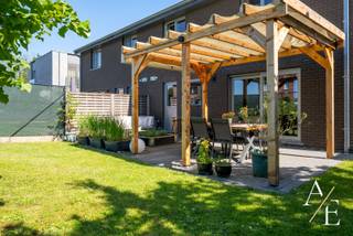 Exclusief te koop bij Access Estate – Energiezuinig wonen met zicht op groen in Wetteren<br /><br />BEZOEKDAG ZATERDAG 20 JUNI – OP AFSPRAAK!<br />Plan eenvoudig uw bezoek via sms of WhatsApp op 0475 92 30 35.<br /><br />Droomt u van een instapklare woning waar comfort, luxe en energiezuinigheid perfect samenkomen? Dan is deze prachtige halfopen bebouwing in Wetteren precies wat u zoekt. Gelegen op een perceel van 275 m² geniet u hier van een uniek, open uitzicht over de velden en het bos, terwijl alle voorzieningen binnen handbereik liggen.<br /><br />Deze moderne woning werd ontworpen met oog voor wooncomfort én duurzaamheid. Met een EPC-label A, 16 zonnepanelen, een thuisbatterij, vloerverwarming, een warmtepomp en airconditioning bent u helemaal klaar voor de toekomst.<br /><br />Bij het binnenkomen wordt u meteen verrast door de ruime en lichtrijke leefruimte. De open, volledig geïnstalleerde keuken vormt het hart van de woning en biedt een prachtig zicht op de tuin en het zonnige terras. Buiten geniet u van een sfeervolle, op maat gemaakte houten pergola, die bovendien inbegrepen is in de verkoop. Aansluitend vindt u een ruime inpandige garage met automatische sectionaalpoort, en een apart toilet.<br /><br />Op de eerste verdieping bevinden zich drie volwaardige slaapkamers, een stijlvolle badkamer met ligbad en douchefunctie, en een toilet. De ruime zolder biedt heel wat bergruimte.<br /><br />Troeven op een rij:<br />✔ EPC-label A<br />✔ Vloerverwarming gelijkvloers<br />✔ Warmtepomp met airco- en verwarmingsfunctie in de leefruimte én slaapkamers<br />✔ 16 zonnepanelen en thuisbatterij<br />✔ Vloerverwarming voor optimaal comfort<br />✔ Parkeergelegenheid op eigen terrein<br />✔ Aangelegd terras in natuursteen met een pergola!<br />✔ Regenwaterput<br />✔ Open zicht op velden en bos<br />✔ Instapklaar en uitstekend onderhouden!<br /><br />Het pand is beschikbaar eind 2026.<br /><br />De perfecte ligging tussen zorgt ervoor dat winkels, scholen, openbaar vervoer, het station en het centrum van Wetteren zich op korte afstand bevinden. Een ideale combinatie van rustig wonen in het groen en een uitstekende bereikbaarheid.<br /><br />Een energiezuinige topper op een gegeerde locatie. Laat deze unieke kans niet voorbijgaan en plan vandaag nog uw bezoek!
