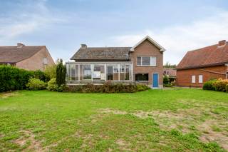 Voor verdere info: joeri.vandeven@homixx.be of 016 199 346.<br /><br />Op een uitstekende ligging aan de Mechelbaan in Begijnendijk bieden wij u deze zeer goed onderhouden woning aan. Deze bevindt zich op een riant perceel van maar liefst 1.645 m² en beschikt over een bewoonbare oppervlakte van 201 m². Met haar ruime indeling, degelijke staat van onderhoud en groen zicht vormt dit pand een unieke kans voor wie op zoek is naar ruimte, comfort en potentieel.<br /><br />Het gelijkvloers omvat een gezellige open leefruimte met veel lichtinval. Grenzend hieraan tref je de geïnstalleerde keuken. Aansluitend bevindt zich een lichtrijke veranda waar u het hele jaar door heerlijk kunt vertoeven met zicht op het groen. Verder heeft de woning een lager benedenverdieping met een praktische wasplaats, extra toilet en een inpandige garage.<br /><br />Op de volgende verdiepingen brengt de nachthal u naar de master bedroom, en nog 2 volwaardige ruime slaapkamers en een badkamer.<br /><br />Een absolute troef van deze woning is de zolderverdieping, bereikbaar via een vaste trap. Deze biedt uitstekende mogelijkheden voor het creëren van bijkomende slaapkamers, een bureau of een hobbyruimte. Bovendien is de woning voorzien van een zeer ruime kelder, wat zorgt voor een overvloed aan praktische opbergruimte.<br /><br />Buiten geniet u in alle rust op het gezellige terras en in de riante tuin met zicht op agrarisch gebied.<br /><br />Wilt u het potentieel van deze woning zelf komen ontdekken? Neem gerust contact met ons op!