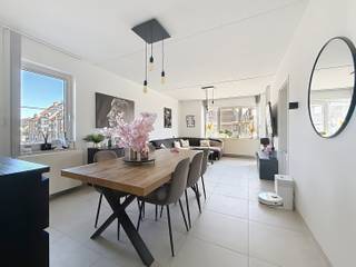 Welkom in op de Kaulillerweg te Bocholt.<br /><br />Het appartement ligt op de eerste verdieping, er is een lift aanwezig.<br /><br />De inkomhal die zeer centraal gelegen is geeft toegang tot alle ruimtes. Zowel de woonkamer, badkamer, slaapkamer en toilet kan u via hier bereiken. De keuken sluit aan op de woonkamer, waar je ook het terrasje terug zal vinden. <br /><br />Het appartement is recent volledig gerenoveerd. De eigenaar heeft dit met veel zorg en oog voor detail gedaan. Zo zijn er reeds lamellen en verlichting voorzien in alle ruimtes.<br /><br />In de kelder heb je nog plaats om je auto te parkeren en is er nog een kelderberging voorzien.<br /><br />VRIJ VANAF 01 OKTOBER 2026<br />GEMEENSCHAPPELIJKE KOSTEN: € 75,-.<br /><br />Wil je graag in Bocholt (blijven) wonen? Neem gerust contact op via ERA IMPACT. Jessica helpt je graag verder.