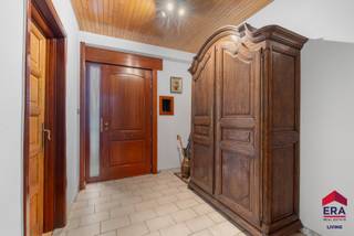<p><strong>Ben je op zoek naar een ruime woning met 4 à 5 slaapkamers, garage en tuin in Aalst? Gevonden!</strong><br />Op wandelafstand van het centrum van Aalst en in de nabijheid van belangrijke invalswegen bevindt zich deze ruime woning met tal van mogelijkheden. Dankzij de royale volumes, praktische indeling en het gunstige EPC-label B vormt deze eigendom de ideale uitvalsbasis voor grote gezinnen, thuiswerkers of kopers die op zoek zijn naar een woning met potentieel. De gascondensatieketel draagt bij aan een energiezuinige woonst zonder renovatieverplichting. Hoewel een aantal ruimtes nog gemoderniseerd kunnen worden, is de woning steeds goed onderhouden en biedt ze een uitstekende basis om volledig naar eigen smaak af te werken.</p>
<p>Via de inkomhal met vestiaire en berging kom je terecht in een eerste ruime leefruimte. Daarnaast beschikt de woning over een tweede woonkamer die perfect kan dienen als eetkamer, bureau, speelkamer of tv-ruimte. De ingerichte keuken is uitgerust met een ingebouwde koelkast en diepvries, vaatwasser, apothekerskast, nieuwe oven en nieuwe microgolfoven. Verder bevinden zich op het gelijkvloers een apart gastentoilet en een inpandige garage. De eerste verdieping telt drie volwaardige slaapkamers en een ruime badkamer die nog verder kan worden vernieuwd naar hedendaagse normen. Op de tweede verdieping vind je een vierde slaapkamer en een bijzonder ruime overloop die eenvoudig kan worden ingericht als vijfde slaapkamer, bureau, hobbyruimte of dressing. Dankzij de aanwezige watervoorzieningen biedt deze verdieping bovendien de mogelijkheid om een studio of aparte woonunit te creëren.</p>
<p>Achteraan geniet je van een aangename tuin waar je in alle rust kan ontspannen en genieten van het buitenleven.</p>