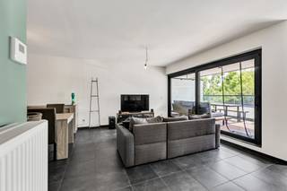 <p>Op een uitstekende ligging in Aalst bevindt zich dit <strong>recente en energiezuinige appartement met EPC-label A</strong>. Winkels, scholen en openbaar vervoer bevinden zich op een steenworp, terwijl de oprit van de E40 op slechts enkele minuten rijden bereikbaar is. Het gebouw dateert van <strong>2019</strong> en voldoet aan de hedendaagse en strenge energienormen, wat garant staat voor een comfortabel en energiezuinig wooncomfort. Het appartement omvat een inkomhal, een lichtrijke leefruimte met salon en eetplaats, een open leefkeuken, een praktische berging/wasplaats, een nachthal, een apart toilet, een badkamer en<strong> twee volwaardige slaapkamers. </strong>Een absolute troef is <strong>het ruime overdekte terras </strong>waar men in alle rust kan genieten. <strong>Aan de voorzijde</strong> beschikt het appartement bovendien over <strong>een extra balkon</strong>. Berging en staanplaats exclusief bij aan te kopen zonder 25.000 euro. Verder beschikt men over <strong>een overdekte autostaanplaats</strong> en een private kelderberging. Buitenschrijnwerk in alu dubbel glas - Cv op aardgas - <strong>EK conform</strong> - <strong>Lift</strong> aanwezig.</p>