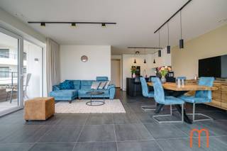 <strong>Exclusief wonen aan zee in Oostende</strong><br />Ontdek dit prachtig appartement op de 4de verdieping van de prestigieuze <strong>Residentie The Waves – Sand</strong> in Oostende.<br />Dankzij de unieke ligging geniet u dagelijks van een schitterend uitzicht op zee, gecombineerd met hedendaags wooncomfort, hoogwaardige afwerking en een uitzonderlijk ruim terras. <br /><br />Met een bewoonbare oppervlakte van <strong>95 m²</strong> en een zonnig terras van maar liefst <strong>25 m²</strong> biedt deze recente woonst (bouwjaar 2024) alle troeven voor wie op zoek is naar een stijlvolle hoofdverblijfplaats, tweede verblijf of interessante investering aan de Belgische kust.<br /><br /><strong>Indeling van het appartement</strong><br />Bij het binnenkomen wordt u verwelkomd in een ruime inkomhal die toegang geeft tot de verschillende leefruimtes.<br />De lichtrijke woonkamer vormt het hart van het appartement en geniet van een prachtig panoramisch zeezicht. Via de leefruimte bereikt u het ruime terras waar u in alle rust kunt genieten van de frisse zeelucht en het uitzicht op de Noordzee.<br />De open keuken sluit naadloos aan op de leefruimte en creëert een moderne, open woonomgeving die perfect aansluit bij de hedendaagse woonwensen.<br /><br />Verder beschikt het appartement over:<br /><span>2 volledig ingerichte slaapkamers;</span><br /><span>een stijlvolle badkamer met instapdouche;</span><br /><span>een afzonderlijk gastentoilet;</span><br /><span>een praktische berging. </span><br /><br /><strong>Ruim terras met prachtig zeezicht</strong><br />Het royale terras van <strong>25 m²</strong> vormt een absolute meerwaarde. Hier geniet u op elk moment van de dag van het unieke kustgevoel, met voldoende ruimte voor een loungehoek, eettafel of zonnestoelen.<br /><br /><strong>Energiezuinig appartement met EPC-label A</strong><br />Dit appartement werd gebouwd in <strong>2024</strong> en voldoet aan de strengste normen inzake energie-efficiëntie en wooncomfort.<br />Met een <strong>EPC-label A</strong> en een uiterst laag energieverbruik van slechts <strong>41 kWh/m² jaar</strong> geniet u van een duurzame woning met lage energiekosten en een uitstekende toekomstwaarde.<br /><br /><strong>Extra comfort en praktische voorzieningen</strong><br />Bij het appartement hoort bovendien een <strong>extra ruime private berging op het gelijkvloers</strong>, inbegrepen in de verkoopprijs.<br />Daarnaast bestaat de mogelijkheid om een <strong>ruime garagebox met laadpaal</strong> aan te kopen onder de residentie.<br />Een belangrijke troef voor wie comfortabel wil parkeren en klaar wil zijn voor elektrisch rijden.<br /><br /><strong>Troeven van dit appartement</strong><br />Adembenemend <strong>zeezicht</strong><br />Ruim terras van 25 m², bewoonbare oppervlakte: 95 m²<br />Extra ruime berging op het gelijkvloers inbegrepen<br />Mogelijkheid tot aankoop van ruime garagebox met laadpaal<br />Bouwjaar 2024<br />EPC-label A – 41 kWh/m² jaar<br />KI: € 1.057<br /><br /><strong>Appartement te koop aan zee in Oostende</strong><br />Bent u op zoek naar een recent en energiezuinig appartement te koop in Oostende met zeezicht, twee slaapkamers, een ruim terras en een uitstekende ligging aan de kust?<br />Dan is deze exclusieve woonst in <strong>Residentie The Waves – Sand</strong> een unieke opportuniteit.<br />Een combinatie van luxe, comfort, energiezuinigheid en een toplocatie aan zee maakt van dit appartement een uitzonderlijk aanbod op de vastgoedmarkt van Oostende.<br /> 