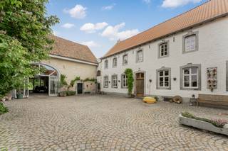 <p><span>Monumentale vierkantshoeve uit de 18e eeuw, beter gekend als de Burrefetwinning, die volledig gerestaureerd werd met respect voor de historische elementen en waarden. Met een overvloed aan authentieke charme, ruimte en potentieel heeft dit historische vastgoedobject heel wat troeven te bieden. De hoeve is gelegen op een perceel van 48a39ca te Valmeer. Typerend voor deze locatie is het groene, rustige karakter en de vlotte bereikbaarheid ten opzichte van nabijgelegen steden.<br /><br />Tussen 2019 - 2022 werd de Burrefetwinning grondig gerenoveerd en herbestemd tot 3 royale woningen met multifunctionele ruimte. De 4 vleugels die samen met het authentieke poortgebouw de bijzonder mooie binnenkoer omsluiten zijn als volgt ingedeeld:<br /><br /><strong>WONING 1 (967,42m2)</strong><br />-De eyecather van deze prachtig gerestaureerde woning is het open geheel d.m.v. het verdiep en de mezzanine. Deze unieke leefruimte met keuken en slaapgelegenheid is een streling voor het oog.<br />-De voormalige feestzaal combineert karaktervolle architectuur met een ambachtelijke afwerking. Ideaal als multifunctionele ruimte die net dat tikkeltje meer mag zijn.<br />-Traiteurkeuken, koelruimte, verschillende bergruimtes en toiletten.<br />-Tuingerichte keuken met uitzonderlijk tuincontact.<br /><br /><strong>WONING 2 (229,10m2)<br /></strong>-Bij binnenkomst voel je de rijke geschiedenis en zorg waarmee de authentieke materialen zijn bewaard gebleven zoals de historische bedstee in de met eiken en blauwe steen afgewerkte keuken.<br />-Aangrenzende garage.<br />-4 slaapkamers waarvan één met dressing.<br />-Ongelooflijke zolder die een overvloed aan mogelijkheden biedt.<strong><br /><br />WONING 3 (104,08m2)<br /></strong>-Charmante woning met een landelijke keuken en 2 slaapkamers op verdiep waarvan één mogelijk kan dienen als open bureauruimte of hobbykamer.<br />-Bijkomende zolder.<br /><br /><strong>PERCEEL<br /></strong>-De prachtige binnenkoer biedt een idyllische plek waar privacy, charme en authenticiteit samenkomen. Daarnaast is het achtergelegen landschap, onderverdeeld in verschillende perken en weides, een ware troef voor echte natuurliefhebbers.<br /><br />De hoeve is opgenomen als monument, alsook opgenomen in de inventarissen van onroerend erfgoed. ID2274 + ID17429 + <br />+ ID37006+ ID135342. Voor meer info over de rechtsgevolgen surf naar www.onroerenderfgoed.be</span></p>