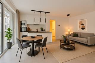 nstapklaar nieuwbouw appartement, gelegen op het gelijkvloerse in een kleinschalige residentie op de markt van Wingene.<p><br /></p><p>Perfecte ligging op de markt van Wingene, met alle voorzieningen op wandelafstand.</p><p>Hoogwaardig afgewerkt appartement, met mogelijkheid tot aankopen van de garage.</p><p><strong>Ook ideaal als investering.</strong></p><p><br /></p><p><strong><u>INDELING:</u></strong></p><p>Inkomhal, nachthall, 2 slaapkamers, badkamer (inloopdouche en dubbele lavabo), apart toilet, berging met aansluiting voor wasmachine, zeer lichtrijke woonkamer, open keuken met eiland voorzien van alle comfort en toestellen (oa. vaatwas, frigo, combi oven enz.), overdekt terras (mogelijkheid plaatsen van terras afscheiding).</p><p><br /></p><p>Garages bevinden zich op het gelijkvloerse met elektrische poort (Optioneel, prijs: 30.000 euro excl. btw en kosten).</p><p><br /></p><p><strong><u>PLUSPUNTEN:</u></strong></p><p>- Direct vrij bij akte (nieuwbouw)</p><p>- Mogelijkheid om aan te kopen aan 6% BTW (ipv 21%)</p><p>- Gelegen op de markt van Wingene (alles op wandelafstand)</p><p>- Ideaal als investering</p><p>- ...</p><p>Bel vandaag nog voor meer informatie of een bezoek!</p>