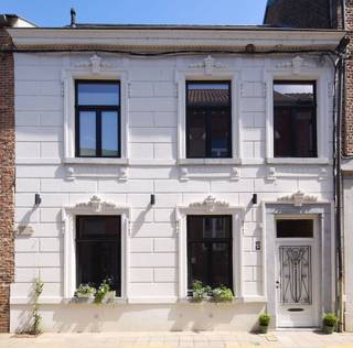 Uniek aanbod: Authentiek burgerhuis met rustige binnentuin & privéterrasDit uitzonderlijke burgerhuis in het historische centrum van Zoutleeuw is een...