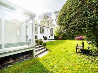 Dans une rue recherchée du prince d'Orange, cette villa datant des années 60 et conçue par l'architecte Jan Van Coppenolle, développe une...