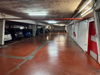 Ruime garage in ondergrondse verdieping. Breedte 3m - diepte 5,9m...