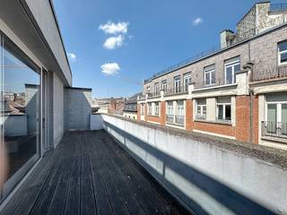 At 18 rue Bosquet in Saint-Gilles, just a 100 meter walk from Avenue Louise and Place Stefania, beautiful semi-furnished studio of ± 45 m² for sale, on the 5th floor.The studio offers an entrance hall with built-in wardrobes, a spacious living room with parquet and access to the terrace of ± 11 m², separate equipped kitchen, a sleeping corner, bathroom, with separate toilet and laundry room. In addition, a mandatory underground parking space (+ 30,000 Euro). This is not included in the asking price.Other features:- EPC: F (322 kWh/m²/year)- costs: ± 250 Euro/month for common parts, heating, water and fund.- close to shops, restaurants and public transport.