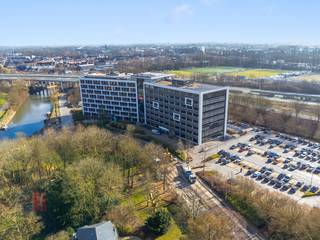 Espace de bureau parfaitement situé de 676 m² avec une connexion rapide à l'E40 (3 km) et à l'E17 (1,5 km), ainsi qu'au R4 (3 km). La gare de Gent-St-Pieters se trouve à environ 2,5 km, et les arrêts de bus et la ligne de tramway 4 se trouvent à moins d'un kilomètre. <br /><br />L'immeuble de bureaux est situé dans un cadre verdoyant surplombant l'Escaut et dispose d'un parking souterrain et d'un parking en surface. Un vaste espace de rangement pour les vélos est également disponible. L'espace est disponible immédiatement et offre des espaces de bureaux alternatifs avec des surfaces allant jusqu'à 1.188 m² en plus des 676 m².<br /><br />Pour plus d'informations ou pour planifier une visite, veuillez contacter PANORAMA B2B GENT KANTOREN. Nous nous ferons un plaisir de vous fournir des informations (techniques) complémentaires, des plans détaillés ou une visite du site sans engagement de votre part. Appelez-nous au 0477 44 39 30.