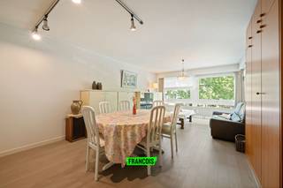 Op een gunstige locatie, nabij belangrijke invalswegen, bevindt zich dit instapklare appartement in een goed onderhouden residentie. Dankzij...