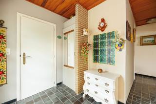 <p><span>Découvrez cette charmante maison entièrement de plain-pied, idéale pour ceux qui recherchent le confort, l'espace et la tranquillité. Avec ses trois chambres, sa véranda lumineuse et son grand jardin, cette maison est parfaite pour les familles ou les bons vivants à la recherche d'une maison individuelle dans un quartier calme.</span></p><h2><span>Confort de vie sur un seul niveau</span></h2><p><span>Cette charmante maison individuelle offre toutes ses pièces de vie au rez-de-chaussée, garantissant ainsi un confort optimal et une accessibilité parfaite. Le grand salon lumineux constitue le cœur de la maison et invite à passer d'agréables moments en famille ou entre amis. Les fenêtres en PVC rénovées confèrent non seulement un aspect moderne à la maison, mais garantissent également une excellente isolation et laissent entrer beaucoup de lumière naturelle.</span></p><h2><span>Espace et fonctionnalité</span></h2><p><span>La maison dispose de trois chambres, d’une salle de bains avec douche et de toilettes séparées, ce qui la rend idéale pour une famille ou pour les personnes souhaitant vivre de plain-pied. Le grenier aménageable offre un espace de rangement supplémentaire pour toutes vos affaires. Le grand garage avec espace de rangement peut non seulement accueillir une voiture, mais aussi des vélos, des outils ou d'autres affaires.</span></p><h2><span>Vie en plein air et emplacement</span></h2><p><span>Profitez du vaste jardin, parfait pour les après-midis ensoleillés, les garden-parties ou comme aire de jeux pour les enfants. La véranda lumineuse est un endroit agréable pour se détendre et profiter de la vie en plein air, quel que soit le temps. Située dans une rue calme, cette maison offre un cadre paisible, à l'écart de l'agitation, tout en étant proche de toutes sortes de commodités.</span></p><h2><span>Une maison au potentiel énorme</span></h2><p><span>Cette maison allie charme et tranquillité. Que vous recherchiez une maison familiale, un investissement ou un projet à rénover à votre goût, cette maison située dans un quartier calme est une opportunité à ne pas manquer.</span></p><p><span>Contactez-nous sans tarder pour une visite et laissez-vous convaincre par les nombreux atouts de cette maison unique !</span></p>
