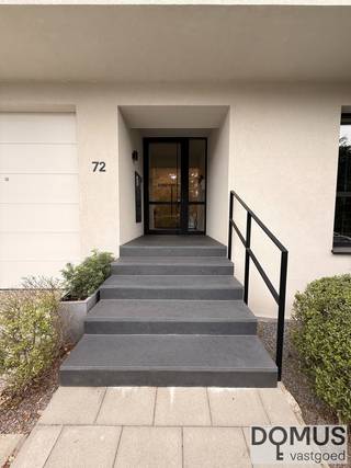 Stunning apartment with luxurious finishes in a quiet, residential neighborhood in Laeken. Just a stone's throw from the European School and the entrance to the capital, it's also close to major highways and public transport links. This apartment features a bright living room and open-plan kitchen. There are also two spacious bedrooms, one with a terrace, and a bathroom with a bathtub and shower. The apartment is located in a small building. A spacious private cellar is also included.