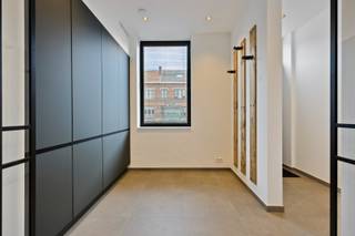 Deze woning met 3 slaapkamers, 2 badkamers, tuin en terras is gelegen in Kessel-Lo. Op slechts 10 minuten fietsen van Leuven centrum en vlak bij het Heuvelhofpark. <br /><br />De woning werd in 2025 volledig vernieuwd met het oog op energiezuinigheid. <br /><br />Deze woning heeft een inkomhal met vestiaire, schoenenkast en apart gastentoilet. Er is ook een ruimte om fietsen te stallen. Verder is er een grote, lichtrijke leefruimte met volledig uitgeruste keuken. De leefruimte geeft toegang tot het terras en aangelegde tuin (met robot maaier). Deze is zuid georiënteerd. <br /><br />De woning beschikt over 3 ruime slaapkamers van 11,6 m², 11m² en 10,5 m². De masterbedroom beschikt over een dressing. Verder zijn er 2 badkamers waarvan 1 met inloopdouche en enkel lavabo en de andere met inloopdouche, bad en dubbel lavabo. Op de 1ste verdieping is er ook nog een apart toilet alsook een berging met aansluiting voor wasmachine en droogkast. <br />Alle slaapkamers beschikken over airco. <br /><br />Er is vloerverwarming met koeling op de gelijkvloers en badkamer op de 1ste verieping. Elektriciteit is conform. EPC A. Er zijn 9 zonnepanelen met een vermogen van 3.3 KW. Regenwaterput aanwezig.<br /> <br />Onmiddellijk beschikbaar! <br /> <br />Bij verdere vragen of interesse kan u mij steeds bereiken.