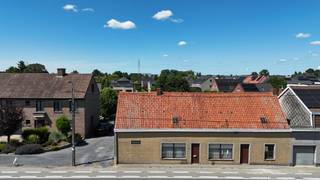 Op zoek naar een interessante projectgrond met veel mogelijkheden? Deze eigendom, gelegen op een perceel van 1.396 m², wordt aangeboden als bouwgrond met af te breken woning. Het terrein is reeds opgesplitst in twee afzonderlijke kavels, wat het uitermate geschikt maakt voor projectontwikkelaars, investeerders of particulieren met bouwplannen.<br /><br /><strong>Verdeling van de percelen:</strong>
<ul>
<li>Lot 1: 796 m²</li>
<li>Lot 2: 600 m²</li>
</ul>
Er staat momenteel nog een halfopen bebouwing op het perceel. Deze woning werd oorspronkelijk gebouwd als twee aparte woningen (nummers 395-397) en in 1969 samengevoegd tot één ruime woning met een gevelbreedte van maar liefst 19,10 m. De woning is echter niet meer aangepast aan de huidige woonnormen en wordt verkocht met de bedoeling tot afbraak.<br /><br /><strong>Bouwmogelijkheden:</strong>
<ul>
<li>Ideaal voor het bouwen van twee nieuwbouwwoningen.</li>
<li>Er mag tot 8 meter diep gebouwd worden vanaf de rooilijn.</li>
<li>Zijdelingse toegang tot de tuin blijft mogelijk. </li>
</ul>
Bovendien komt dit perceel in aanmerking voor het verlaagd btw-tarief van 6% bij sloop en heropbouw — een extra voordeel voor wie energiezuinig en toekomstgericht wil bouwen.<br /><br /><strong>Dit perceel leent zich perfect voor wie op zoek is naar:</strong>
<ul>
<li>Een projectgrond voor twee nieuwbouwwoning voor eigen bewoning of als investering. </li>
<li>Een interessante bouwgrond in een groene, maar toch goed bereikbare omgeving.</li>
<li>Een renovatieproject waarbij men eigen accenten kan leggen.</li>
</ul>
Op een steenworp van de E403 en op slechts 5 minuten van het bruisende centrum van Roeselare, bevindt zich deze eigendom met tal van mogelijkheden. Gelegen in de nabijheid van de charmante wijk de Tassche, combineert deze locatie vlotte bereikbaarheid met een rustige, groene omgeving!<br /><br /><strong>Interesse?</strong> Neem gerust contact op voor meer info of een vrijblijvend plaatsbezoek. 051 201 400 – info@dicasa.be.