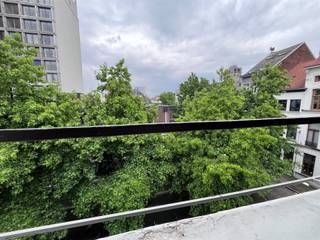 ALL-IN (€ 770, -) (incl. Eau, gaz et électricité) Appartement duplex près de l'université d'Anvers.Situé au 2ème et 3ème étage, accessible uniquement par des escaliers. Composé d'un espace de vie avec cuisine ouverte et toilettes séparées.Par un escalier en colimaçon, vous accédez à la chambre avec cabine de douche.Appelez-nous sans engagement au 03 259 04 04 pour plus d'informations ou demandez votre rendez-vous de location en ligne sur www.abricasa.be!- Les frais mensuels: 100, - euro comprennent: commission la consommation des parties communes, eau, gaz et électricité- Caution locative: 2.010, - euro (3 mois de loyer) -- Disponible: immédiatement- Type de contrat: CDD (1 an) (renouvelable)- Adresse: Gratiekapelstraat 26-2000 ANVERSAbricasa est synonyme de gestion immobilière personnelle de A à Z! Appelez-nous pour un rendez-vous sans engagement au 03259 04 04.