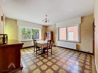 <p>Te renoveren alleenstaande woning op een perceel van 656m² in Veldegem. De woning omvat een leefruimte, eetkamer, keuken, 3 slaapkamers, dressing, badkamer, berging, wasplaats, kelder en een ruime zolder van ca. 30 m².</p>
<p>Buiten beschikt de woning over een ruime tuin van ca. 400 m², die volledig opnieuw aangelegd dient te worden. Daarnaast zijn er 2 garages en 2 parkeerplaatsen aanwezig.</p>
De woning is te renoveren en biedt een goede basis voor wie een woning naar eigen wensen en normen wil vernieuwen. Dankzij het ruime perceel en de open bebouwing zijn er verschillende mogelijkheden.<br /><br />Extra troeven<br /><br />
<ul>
<li>droge kelder</li>
<li>regenwaterput van 2000 l</li>
<li>zolder met potentieel voor extra kamers</li>
<li>recent nieuwe ramen en rolluiken (deels)</li>
<li>ruime garage/werkplaats (inrijhoogte 2m40), smeerput en extra grote zolder</li>
<li>nabij school, winkels en belangrijke invalswegen</li>
<li>openbaar vervoer op wandelafstand</li>
<li>2 volle verdiepen met betongewelven</li>
</ul>
<br />Deze woning is te koop ZONDER makelaar via het concept van Smart Houses. Wenst u verdere inlichtingen of een bezoek? Contacteer rechtstreeks de eigenaar via +32499463902