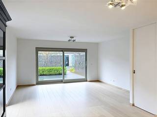 Deze prachtige instapklare woning met vier slaapkamers, twee badkamers en twee garages biedt alle nodige comfort. De woning is gelegen op een rustige locatie, maar toch dicht bij het centrum van Brugge.Indeling: Glvl: inkom met apart toilet - woonkamer (33 m²) - keuken (9 m² voorzien van combi-oven, frigo, diepvries, inductiekookplaat, vaatwas en spoelbak) - inpandige garage (22 m²) met zolder - ruime binnenkoer 1°V: slaapkamer 1 (16 m²) - badkamer (6 m²) voorzien van ligbad met douche en dubbele lavabo - slaapkamer 2 (10 m²) - slaapkamer 3 (9 m²) - apart toilet 2°V: slaapkamer 4 (17 m²) met bureautablet - badkamer met inloopdouche, toilet en dubbele lavaboAlgemeen:- Huurprijs: € 1.450,00/maand inclusief 2 garages- Provisie VME Sentillenpark: € 10,00/maand- Beschikbaar vanaf: 01/03/2026De snelste manier om een bezoek te brengen aan dit pand? Vraag je bezoek aan via de rode knop op onze website (www.dewaele.com) en je wordt gecontacteerd door onze verhuurexpert Broes.Telefonisch kunnen er geen afspraken gemaakt worden. Bij andere vragen kun je ons telefonisch contacteren via 050 444 999.