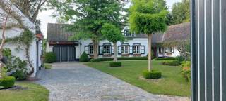 VERSCHOLEN IN HET GROEN en OMGEVEN DOOR RUST bevindt zich dit CHARMANTE LANDHUIS op een perceel van ca. 7.200 m², een UNIEKE EIGENDOM waar NATUUR, PRIVACY en WOONCOMFORT harmonieus samenkomen. De woning geniet van een UIZONDERLIJKE LIGGING met PANORAMISCHE VERGEZICHTEN over het omliggende landschap en vormt de IDEALE THUIS voor wie droomt van LANDELIJK WONEN in een bijzonder kader. Via de STIJLVOLLE INRIJPOORT en de verzorgde oprit wordt u verwelkomd in een PRACHTIG AANGELEGD DOMEIN met een SFEERVOLLE BINNENTUIN, verschillende TERRASSEN en een UITZONDERLIJKE TUINBELEVING. De zorgvuldig onderhouden tuin wordt gekenmerkt door een RIJKE VARIATIE AAN BLOEMEN, SIERBOMEN, een SIERVIJVER en een NATUURLIJKE VIJVER, waardoor elk seizoen zijn eigen charme met zich meebrengt.<br />De woning ademt authenticiteit en warmte uit. Via de inkomhal heeft u toegang tot de ruime en gezellige leefruimte, waar grote raampartijen het omliggende groen naar binnen brengen. De mezzanine, momenteel ingericht als bureauruimte, geeft de woning extra karakter en creëert een aangenaam gevoel van ruimte. Aansluitend bevindt zich de ingerichte keuken en de prachtige orangerie, ongetwijfeld één van de mooiste plekken van de woning, waar u het hele jaar door kan genieten van het indrukwekkende uitzicht op de tuin en de natuur. Verder beschikt de woning over 5 slaapkamers, een luxueus ingerichte badkamer en een praktische zolderruimte met bijkomende mogelijkheden.<br />Buitenshuis vormen de verschillende terrassen en zithoeken een verlengstuk van de woning. Hier geniet u in alle rust van het groen, het water en de weidse vergezichten die deze eigendom zo bijzonder maken.<br /><br />Adres: Onkerzelestraat 110 te Geraardsbergen<br /><br />EPC: 429kWh/m², G-score A en P-score B, Renovatieverplichting van toepassing, Bestuursmaatregelen in het maatregelenregister: Neen