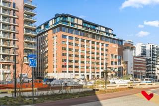<p>Deze hippe duplexstudio met terras bevindt zich op de 7<sup>de</sup> verdieping van Residentie I Love Hungaria, een unieke appartementstoren aan het Engels Plein. Het industriële gebouw werd door middel van innovatieve architectuur omgevormd tot een modern en stijlvol wooncomplex. De buurt aan de Vaartkom werd de voorbije jaren grondig heraangelegd en is 1 van de hotspots van Leuven.<br /><br /></p>
<p>De 4 ruime liften in het gebouw geven een vlotte toegang tot het 7<sup>de</sup> verdiep, waar de studio met fijn oost terras gelegen is aan het rustige binnenplein van het complex.<br /><br /></p>
<p>De studio wordt gekenmerkt door ongeziene plafondhoogtes tot 4,5 meter die toestaan het slaapgedeelte in de hoogte te plaatsen. In combinatie met de voorziening van een duurzaam conceptmeubel worden de ruimtes optimaal benut. De hoge plafonds zorgen daarbovenop samen met de grote ramen voor een fantastische lichtinval. De studio staat kortom voor maximale ruimteoptimalisatie, gericht op comfort, luxe en rust. Indeling: leefruimte, open geïnstalleerde keuken, slaapruimte op verdiep, badkamer met lavabo, toilet en een aansluiting voor een wasmachine.<br /><br /></p>
<p>Tot slot is er een gemeenschappelijke fietsenstalling voorzien in de kelder. De studio is volledig ingericht en bemeubeld en onmiddellijk beschikbaar. Huurprijs: 895€ + 95€ provisie voor de gemeenschappelijke kosten en verwarming. Elektriciteit en water zijn individueel.</p>