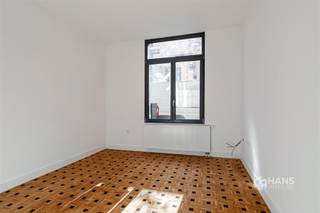 <p><span>Dit gelijkvloersappartement bevindt zich in de Eikelstraat in Berchem, op een centrale locatie met tal van winkels, supermarkten en andere voorzieningen in de omgeving. Ook het openbaar vervoer is vlot bereikbaar en dankzij de goede verbinding met de belangrijkste invalswegen verplaats je je gemakkelijk richting Antwerpen en omliggende gemeenten.</span></p><p><span>Het appartement maakt deel uit van een kleinschalig gebouw met slechts 3 appartementen, waardoor de gemeenschappelijke kosten beperkt blijven. Er zijn aparte meters voor gas, water en elektriciteit. Het werd volledig gerenoveerd en beschikt over PVC-ramen met dubbele beglazing, conforme elektriciteit en een conform geïsoleerd dak. Extra bergruimte vind je in de privatieve kelderberging van maar liefst 12 m².</span></p><p><span>Vooraan bevindt zich de ruime slaapkamer van 14 m², afgewerkt met een karaktervolle parketvloer. Verder beschikt het appartement over een woonkamer van eveneens 14 m², die mooi aansluit op de ruime keuken en eethoek van 22 m². De moderne keuken is volledig uitgerust met alle hedendaags comfort en vormt dankzij haar open karakter een aangename leefruimte. Grote raampartijen en een lichtkoepel zorgen hier bovendien voor veel natuurlijke lichtinval.</span></p><p><span>Vanuit de keuken/eetruimte heb je rechtstreeks toegang tot de noordgerichte buitenruimte van 20 m²: een fijne extra plek om buiten te zitten midden in de stad. Tot slot beschikt het appartement over een stijlvolle badkamer van 5 m², uitgerust met een ruime inloopdouche, lavabomeubel en toilet.</span></p><p><span>Ben je op zoek naar een fijn gelijkvloersappartement waarin je meteen je intrek kan nemen? Dan is dit appartement in Berchem absoluut een bezoek waard!</span></p><p><span>Bewoonbare opp. 62 m² ref.: bruto vloeropp. EPC. Voor meer info of een gratis schatting surf naar </span><span><span>www.hansimmo.be</span></span></p><p><span> </span></p>